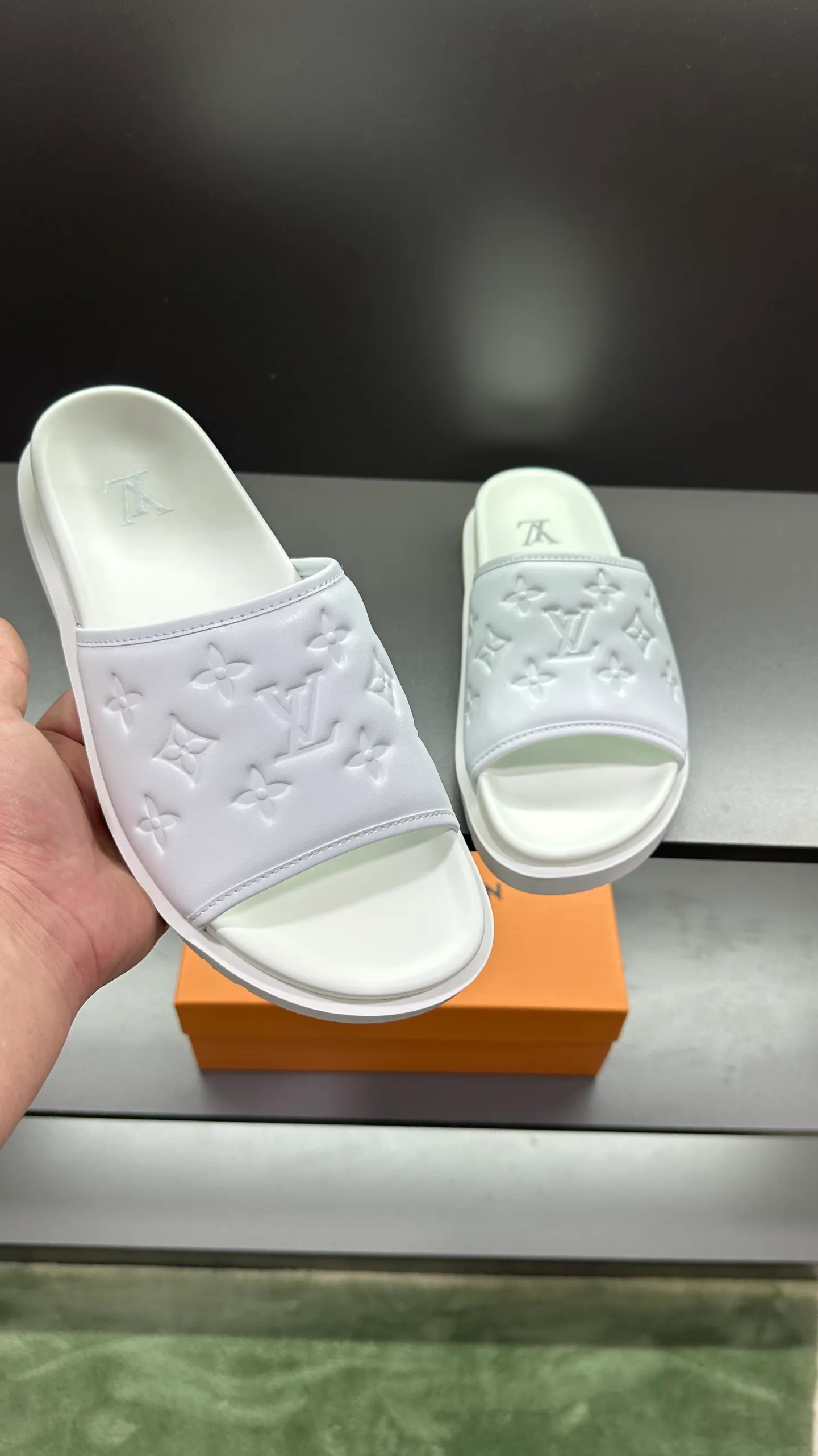 [L Home] P: 300💰Size: 38-45 Top purchasing lv men's summer slippers, classic presbyopia with soft real leather lining, unique color splicing effect, distinctive personality, fashionable and trendy essential style, light and comfortable. Lightweight and tough rubber insole, micro ridged foam outsole, super comfortable!